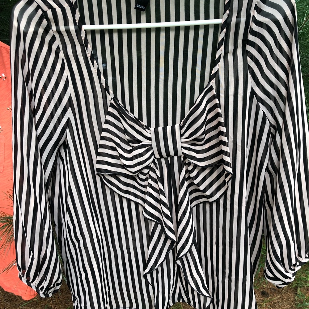 Absolutely adorable ladies top with bow.